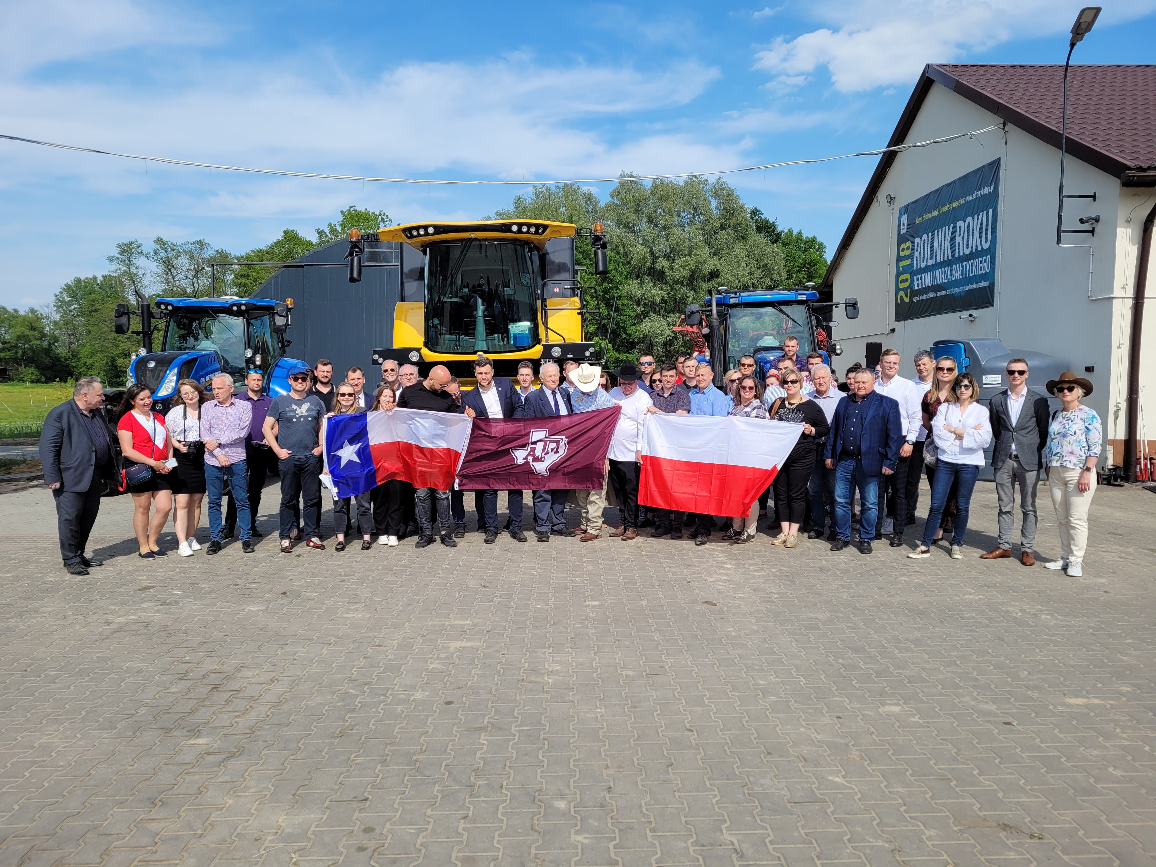 Młodzi rolnicy – uczestnicy wymiany Polska-Texas – z wizytą w gospodarstwie w Winnikach